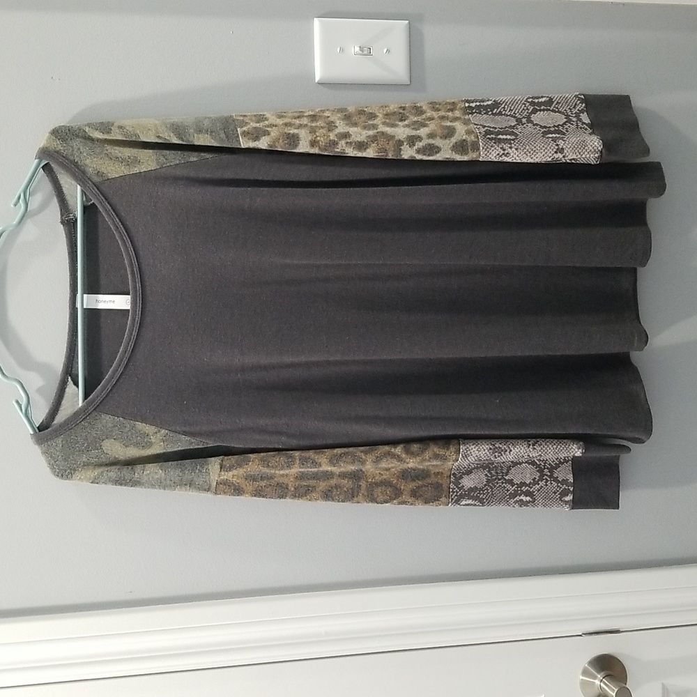 NWOT HoneyMe Shirt. Large